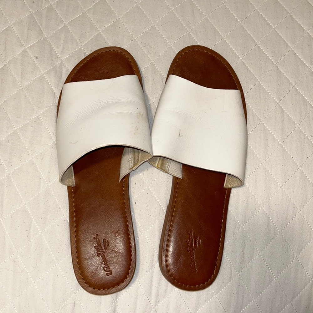 Universal Thread white Sandal